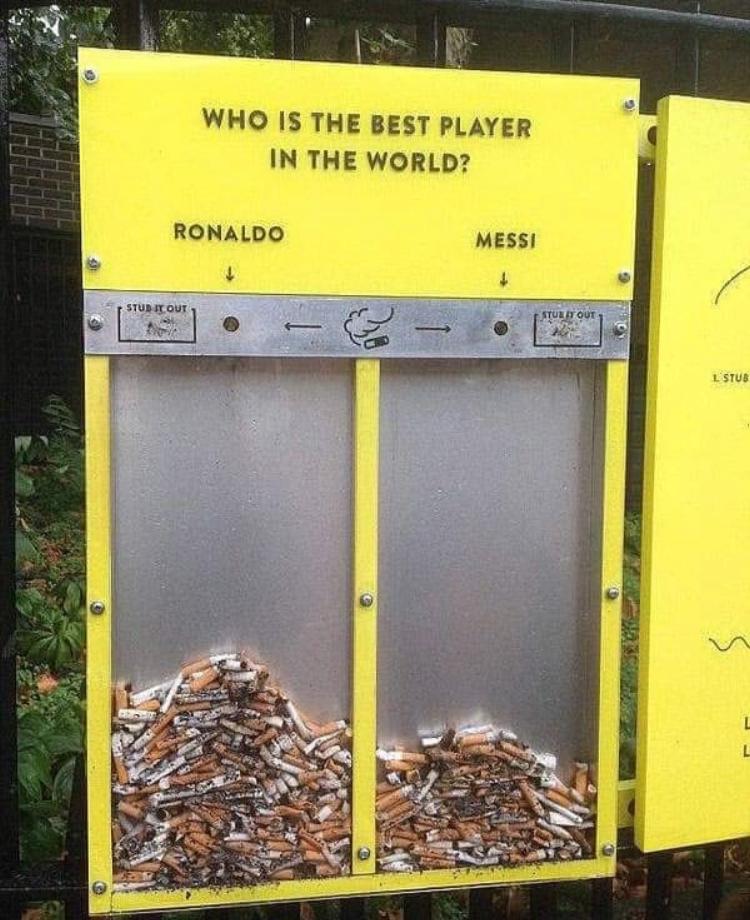 Il contenitore per gettare le sigarette con due scompartimenti, Ronaldo e Messi.