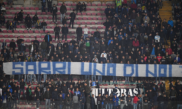A Napoli, striscione pro-Sarri ormai desueto.