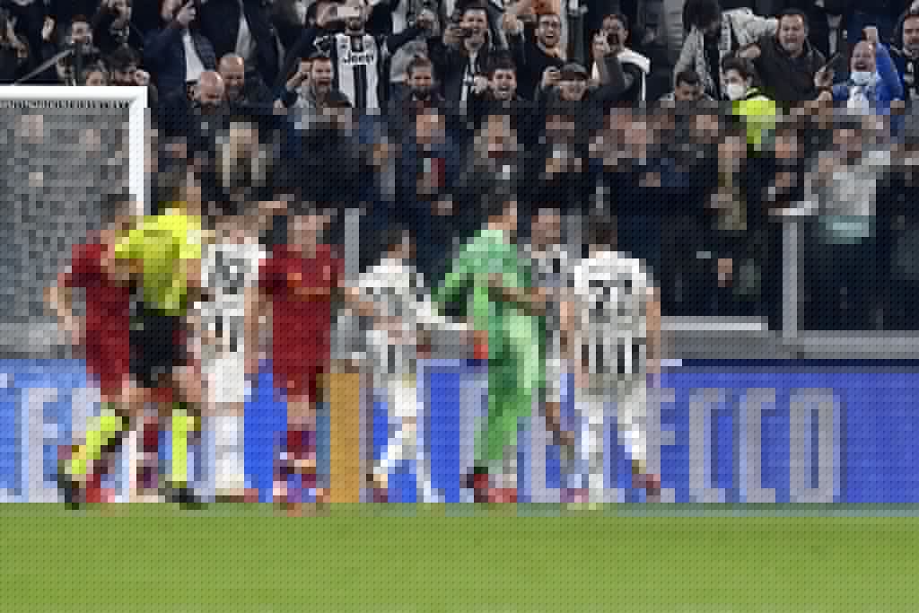 Szczesny ha appena parato il rigore calciato da Veretout