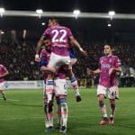 Di Maria festeggiato da Vlahovic dopo il gol allo Spezia