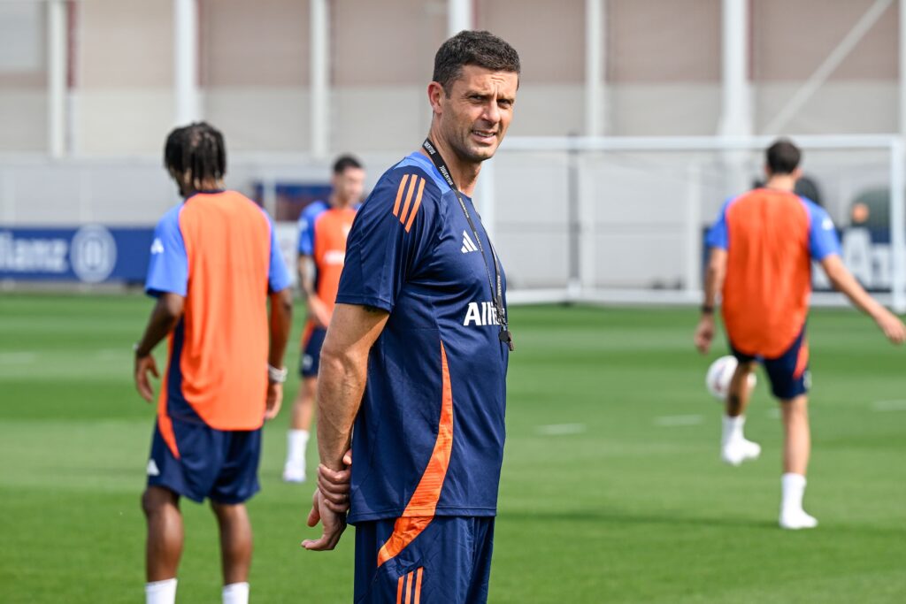 L'allenatore della Juve Thiago Motta al centro dall'allenamento della Continassa