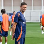 L'allenatore della Juve Thiago Motta al centro dall'allenamento della Continassa