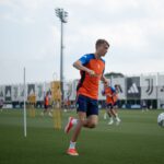 Den Huijsen con la maglia dall'allenamento della Juve