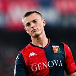 L'attaccante islandese Gudmundsson con la maglia del Genoa